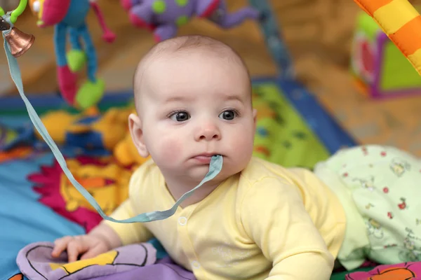 Baby saugt Schleife — Stockfoto