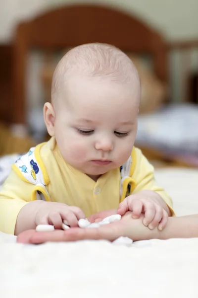 Baby takes pebbles — Stock Photo, Image