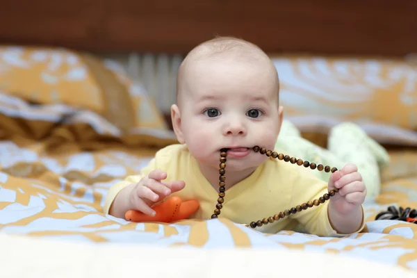Baby mit Perlen — Stockfoto