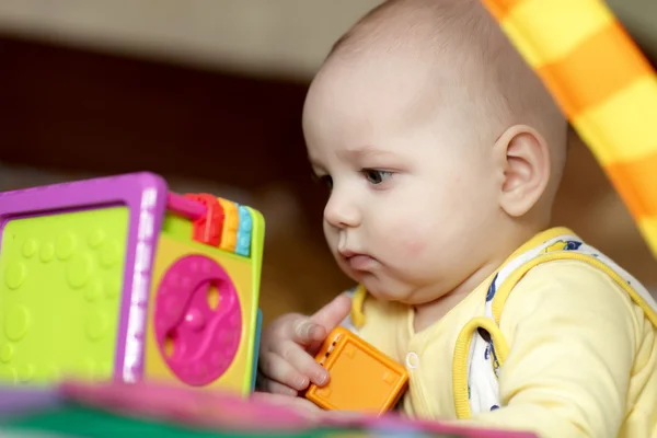 Bebê com brinquedo bloco — Fotografia de Stock