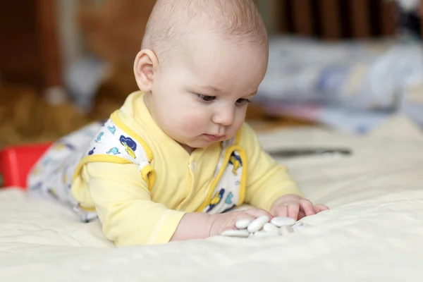 Baby with pebbles — Stock Photo, Image