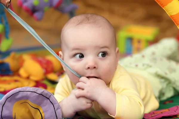 Bebé con cinta —  Fotos de Stock
