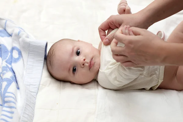 Vestir-se de bebê — Fotografia de Stock