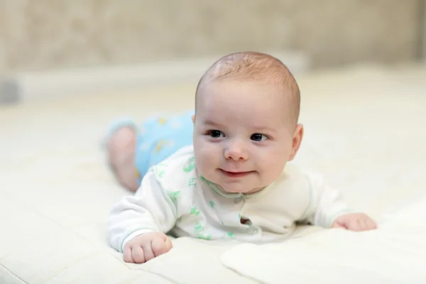 Gelukkig babyjongen — Stockfoto