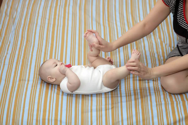 Mother training her baby — Stock Photo, Image