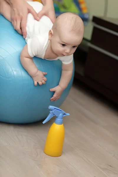 Bambino su palla fitness — Foto Stock