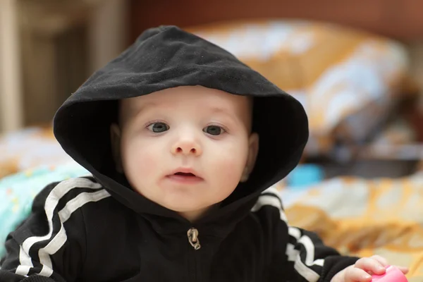 Erstauntes Baby in schwarzer Jacke — Stockfoto