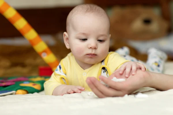 Babyjongen neemt kiezelsteen — Stockfoto