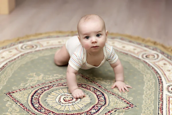Bebê rastejando no tapete — Fotografia de Stock