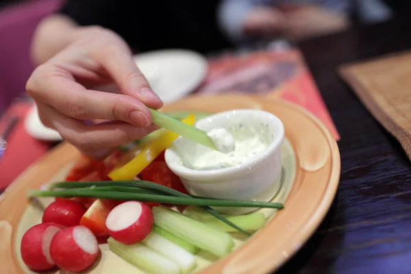Namáčení kus celeru do omáčky — Stock fotografie