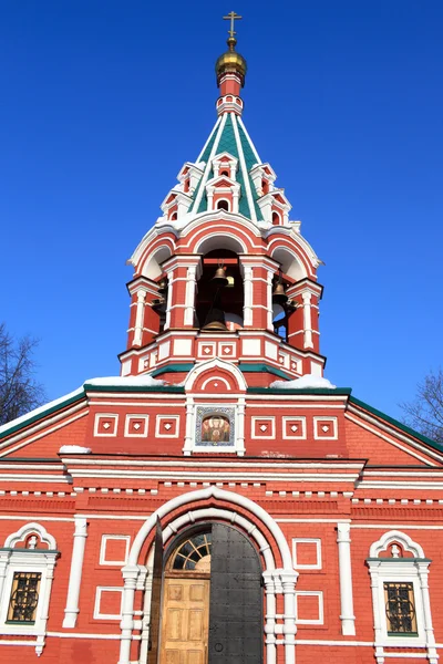 前面的 znamenskaya 教堂 — 图库照片
