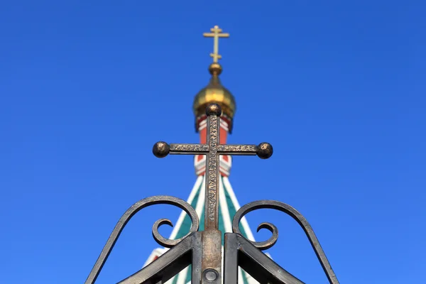 Spire of Znamenskaya Igreja por trás da cerca — Fotografia de Stock