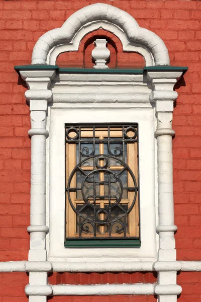 Znamenskaya 教会的光栅的窗口 — 图库照片