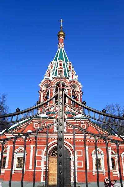 Znamenskaya церква позаду фехтування — стокове фото