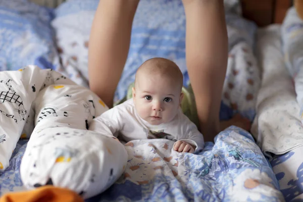 Bebé entre las piernas de la madre — Foto de Stock