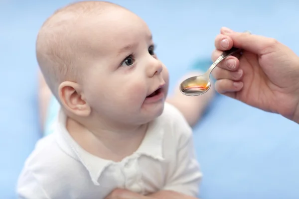 Baby fiú vesz gyógyszert — Stock Fotó
