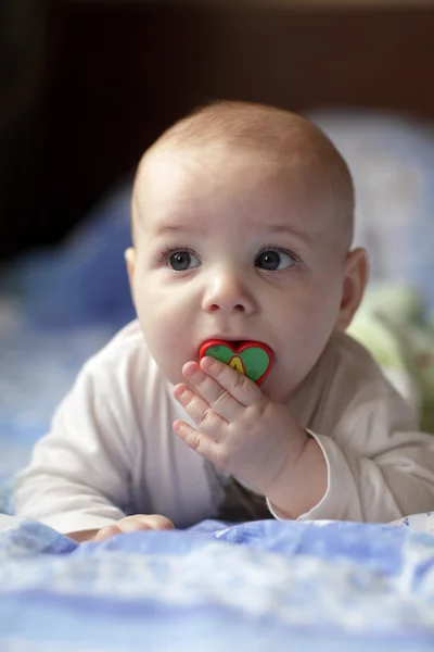 Bebé con corazón de plástico — Foto de Stock