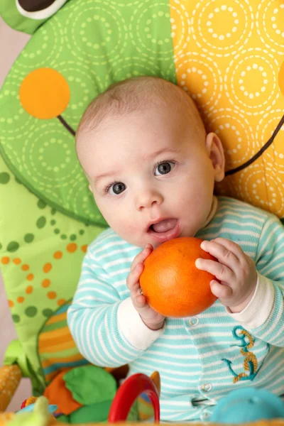 Ребенок с апельсином — стоковое фото