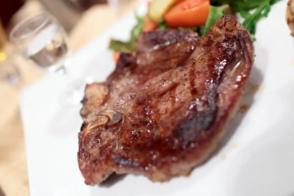 T-Bone steak op plaat — Stockfoto