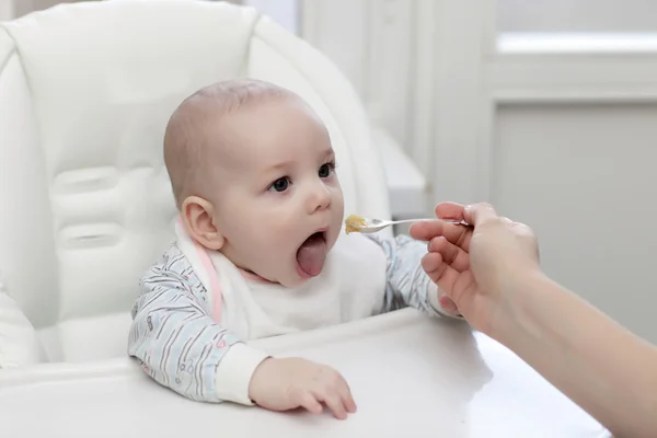 Мальчик ест пищу — стоковое фото