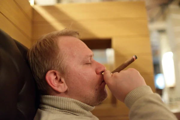 Man met sigaar — Stockfoto