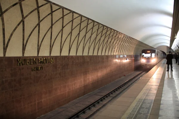 Metro treni varış — Stok fotoğraf