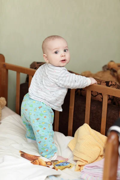 Baby standing in cot — Stock Photo, Image