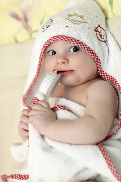Baby met borstel — Stockfoto