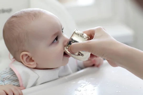 Bebé agua potable — Foto de Stock