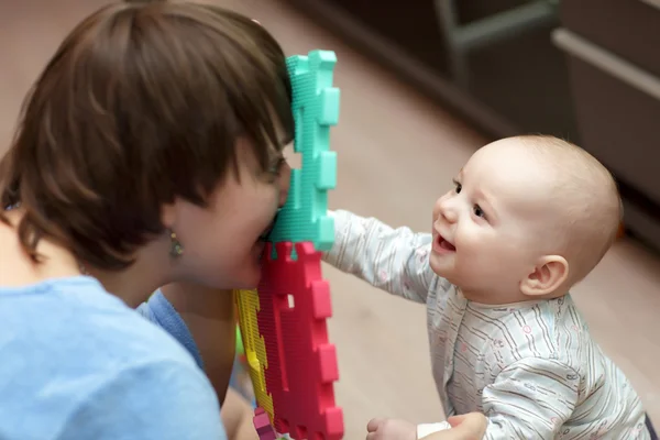 Bebé jugando con su madre — Foto de Stock