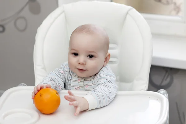 Bebê tomando laranja — Fotografia de Stock