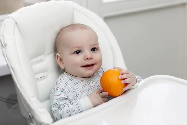 Happy baby med apelsin — Φωτογραφία Αρχείου