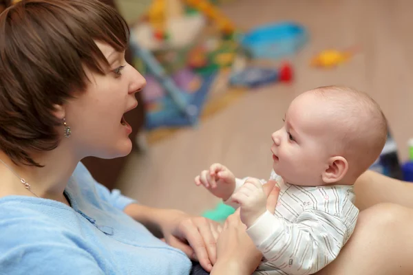 Mother telling story for her baby — Stock Photo, Image