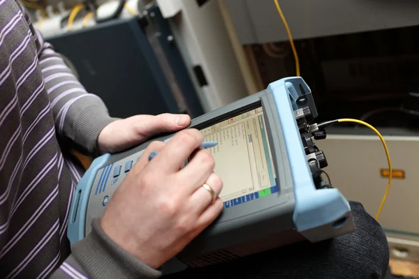 Technicien d'entretien mesurant la fibre optique — Photo