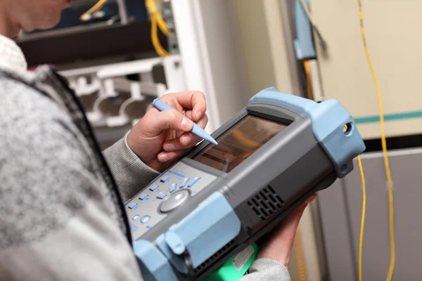 Maintenance technician measuring fibre optic — Stock Photo, Image