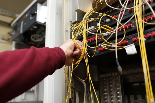 Técnico que conecta la fibra óptica — Foto de Stock