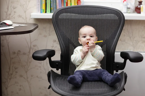 Ребенок на офисном стуле — стоковое фото