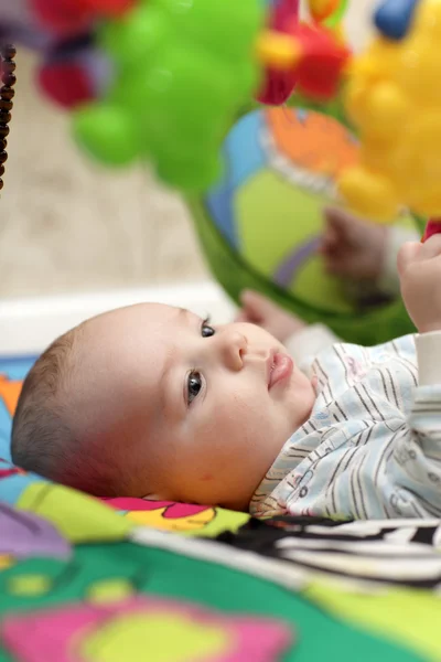 Ребенок на игровом коврике — стоковое фото