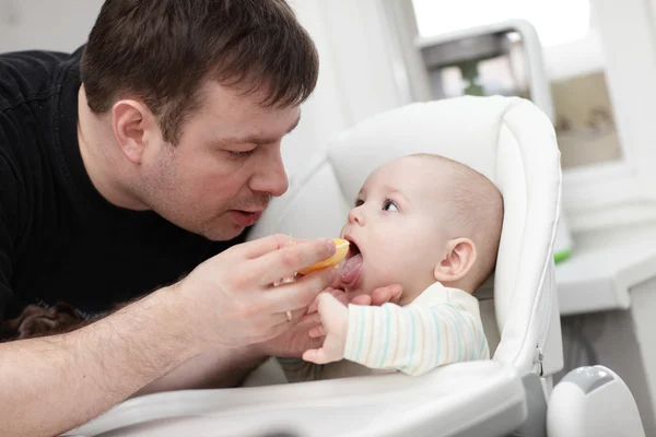 Батько годує дитину — стокове фото