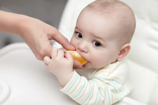 Niño comiendo naranja — Foto de Stock