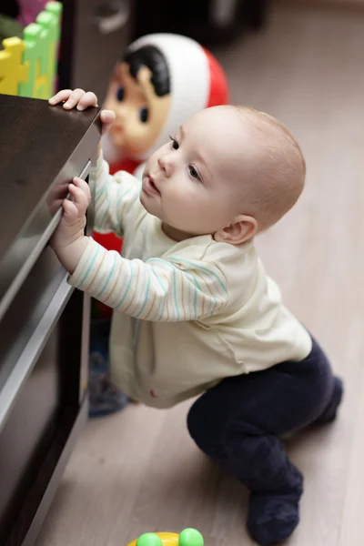 Montaje de niño en armario — Foto de Stock