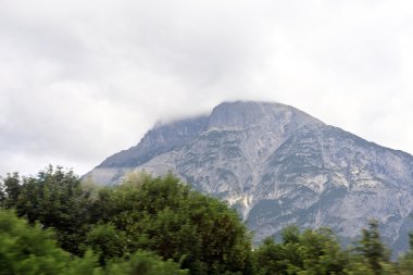 Mavi gökyüzü ile yaz aylarında yüksek dağ manzarası