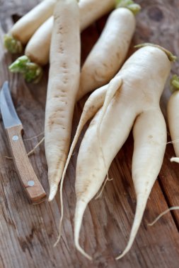 Ahşap arka planda Daikon turpu