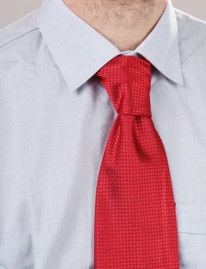 Kırmızı kravatlı bir iş adamı