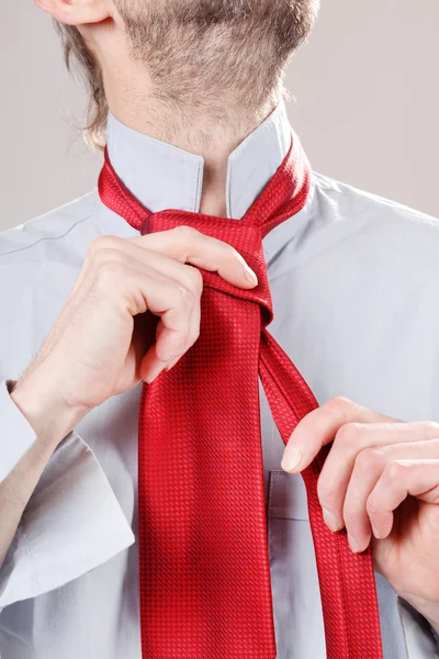 Άνθρωπος συνόρθωσης γραβάτα — Φωτογραφία Αρχείου