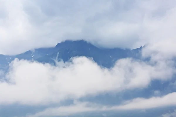 Montañas en las nubes — Foto de Stock