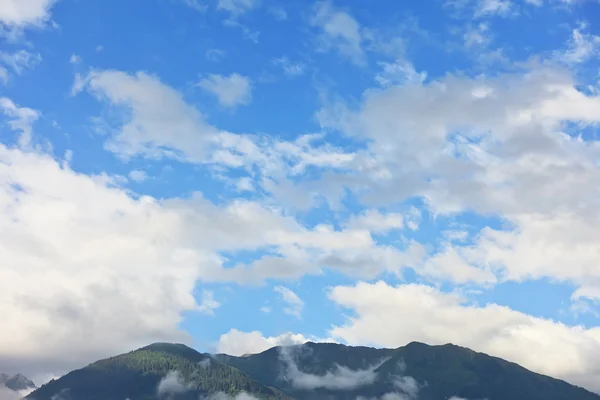 Высокие горные пейзажи летом с голубым небом — стоковое фото