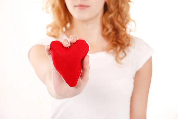 Kvinna med rött hjärta — Stockfoto
