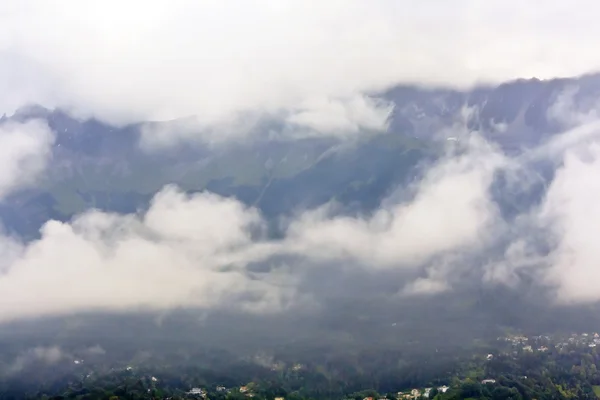 Горы в облаках — стоковое фото