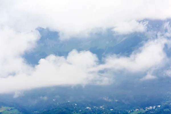 Montagnes dans les nuages — Photo